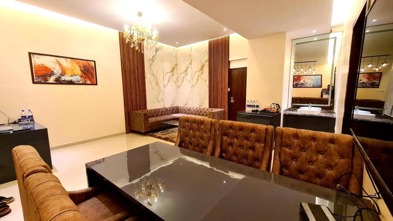 Galaxy Club & Hotel Bijāpur Esterno foto