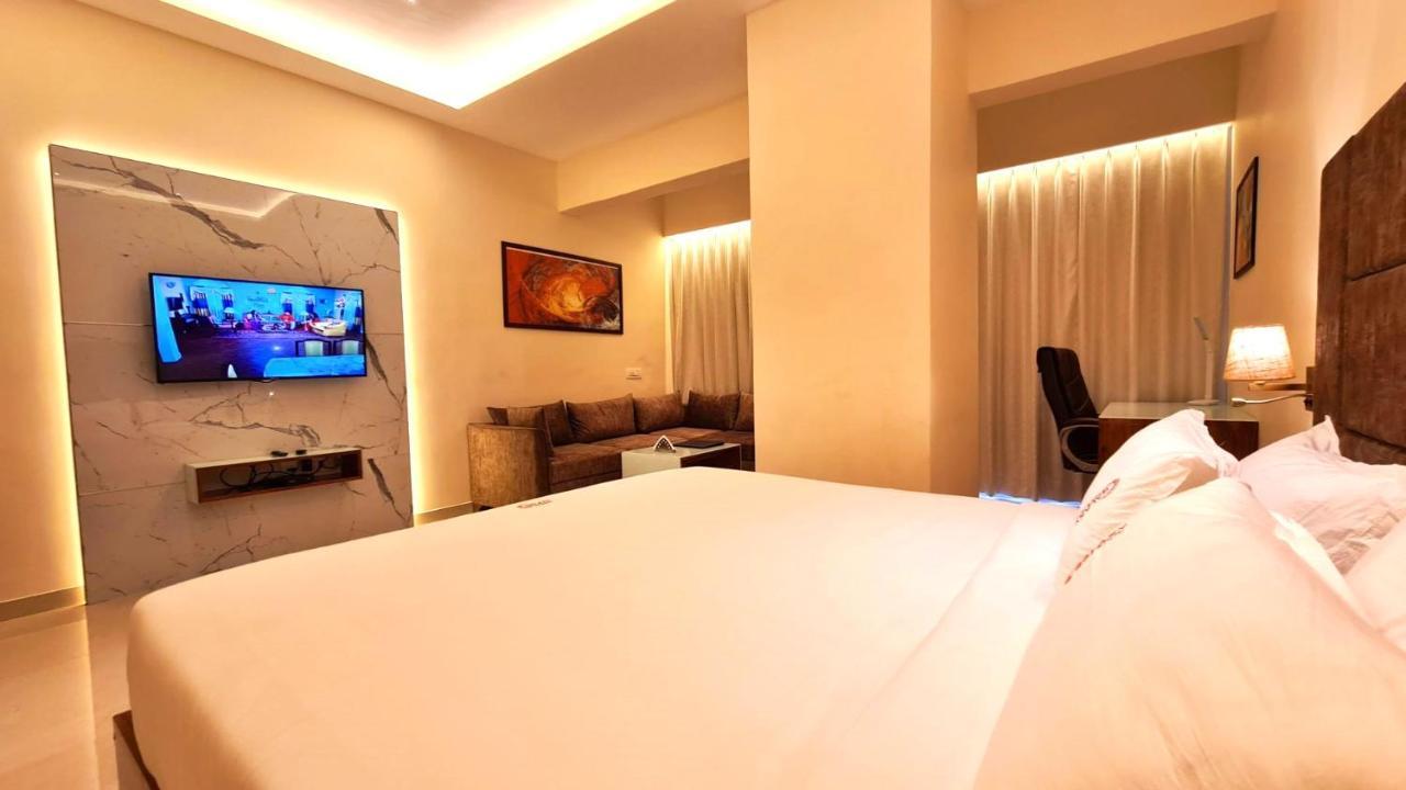 Galaxy Club & Hotel Bijāpur Esterno foto